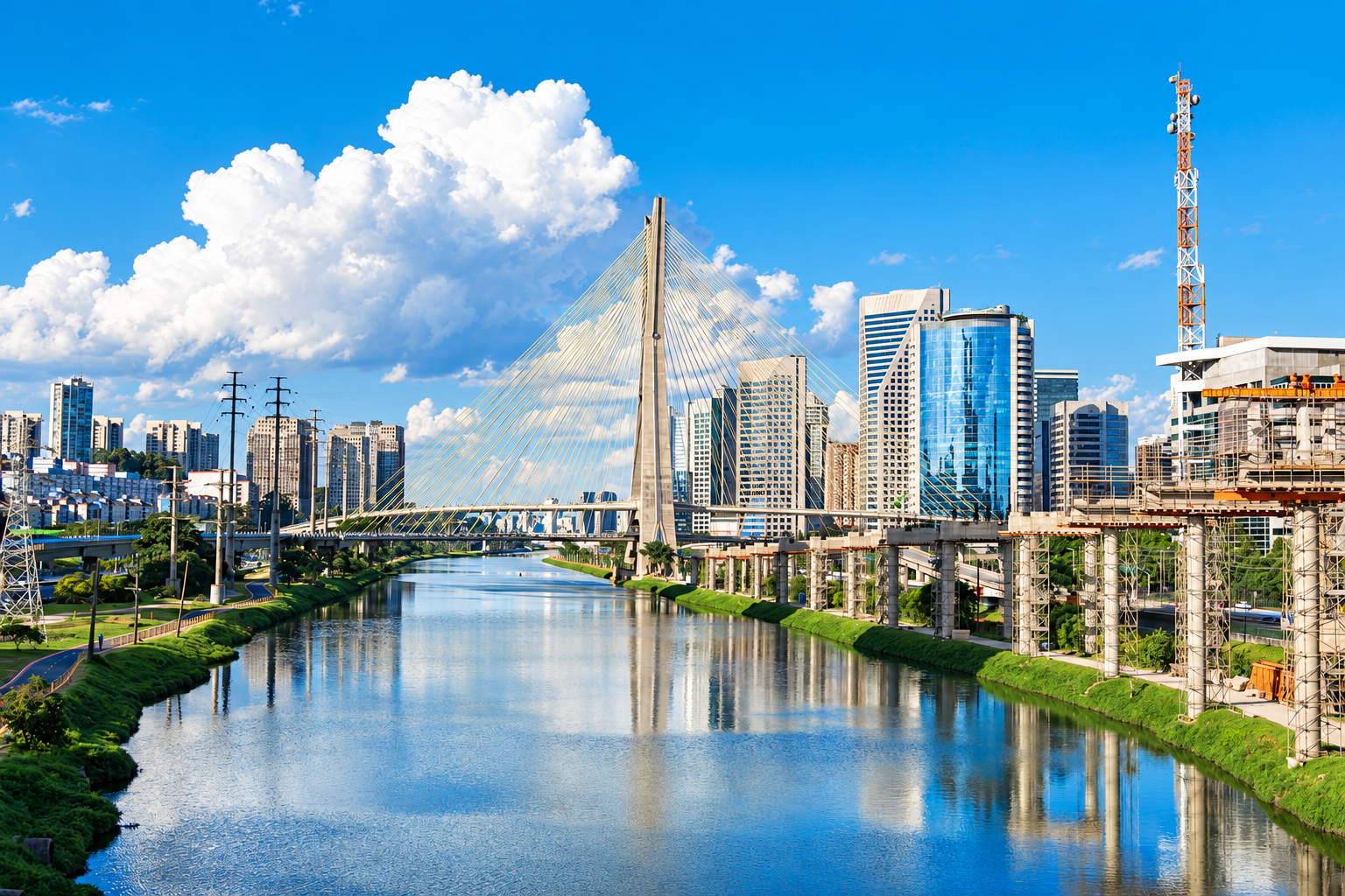 São Paulo köprüsü ve Pinheiros Nehri, gündüz görünümü